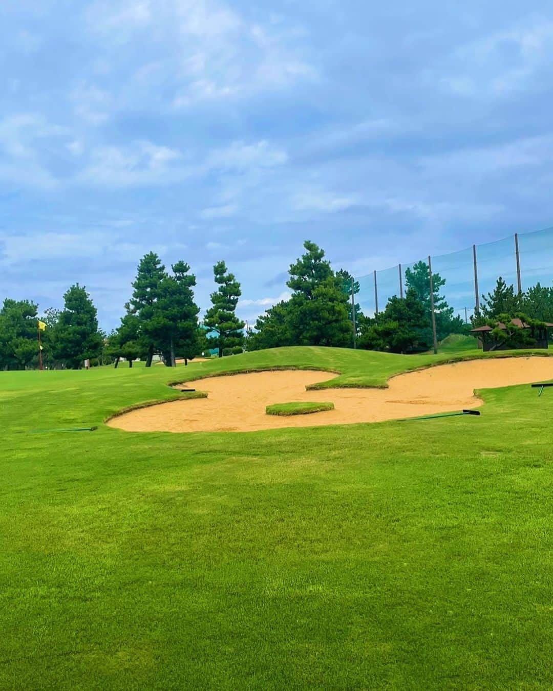 YUKAさんのインスタグラム写真 - (YUKAInstagram)「⛳️⛳️ . . 大岳ショートコース🐻 . . エピックMax fastの ドライバーとフェアウェイウッド 初おろししました🏌️‍♀️✨ . . ゼクシオと音が全然違う！ これからお世話になります🏌️‍♀️💗 . . アプローチの練習もできて、 さくっと練習したいとき ありあり🏌️‍♀️🤍 . . cap @newerajapan  one-piece @jlindebergjapan  shoes @callawaygolf_japan  . . . #ゴルフ動画#ゴルフ好き#ゴルフ #ゴルフスイング動画#ゴルフ女子  #福岡ゴルフ#ショートコース #ワンピースコーデ #ミニスカ #ジェイリンドバーグ#キャロウェイ #ゴルフ練習場 #大岳ショートコース  #ゴルフ好きな人と繋がりたい  #ゴルフコーデ#ゴルフファッション #ゴルフ初心者#ゴルフレッスン #アプローチ練習#エピック#エピックマックスファスト  #エピックマックス#ゴルファー #アクティブ女子#福岡 #ゴルフ好きな人と繋がりたい」9月17日 21時10分 - yuka_golf_glam