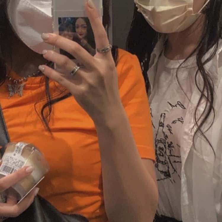__96118のインスタグラム：「⁡ ⁡ 🍊🦋⛓ (まぶチラと大事に抱えるモンブラン) ⁡ ⁡ ⁡」