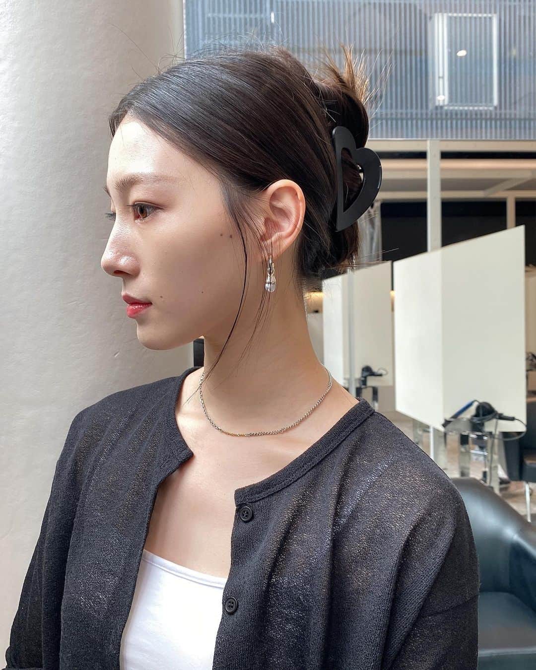 江田友莉亜のインスタグラム：「素敵な @gagan.jewelry のピアス🌿  誕生石のパールのアクセサリー 大事にたくさん使わないと: )」