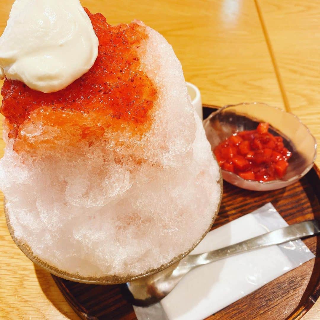 矢野妃菜喜さんのインスタグラム写真 - (矢野妃菜喜Instagram)「念願のかき氷〜🍧💓 と思って張り切って頼んだはいいものの、だいぶ量が多くて半分で辛くなってきた。笑 あとやっぱり暑い日に食べるのが美味しい。さむい。 でもおいしい。あったかいお茶と共に頂きました。 #今更かき氷」9月17日 21時18分 - yano_hinaki35