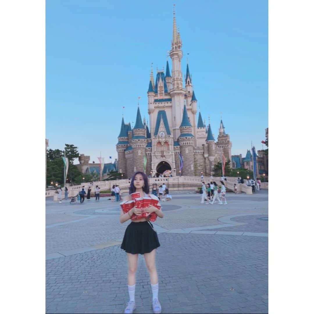 松木星良のインスタグラム：「ぽっぷこん　どのくらい　たべる？  #tdl #tokyodisneyland #東京ディズニーランド #unselfie #popcorn #ポップコーン #キャラメルポップコーン #ポップコーンのファストパスほしい #これ全部キャラメルポップコーン #specialthankstoともえさん #券いただいたくせにお遣いわすれる #なんていう失態 #速攻たべる #ポップコーンの保存方法はジップロックに入れて冷蔵庫 #わりとずっとさくさく #ポップコーンのおのまとぺさくさく？ #ぽりぽり？ #かりかり？ #いつまでディズニの写真こするんだろ #台風だねえ」