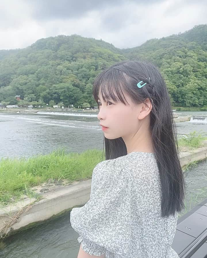 AIRIのインスタグラム：「川の流れ . . #PiXMiX #アイドル #idol #偶像 #ワンピース #川 #橋 #京都 #桂川 #7月 #日本 #高校生 #風 #jk #sjk #かわいい #ストレート#Kyoto #japan #onepiece #kawaii #WhiteBlue #katsuragawa #summer #お墓参り」