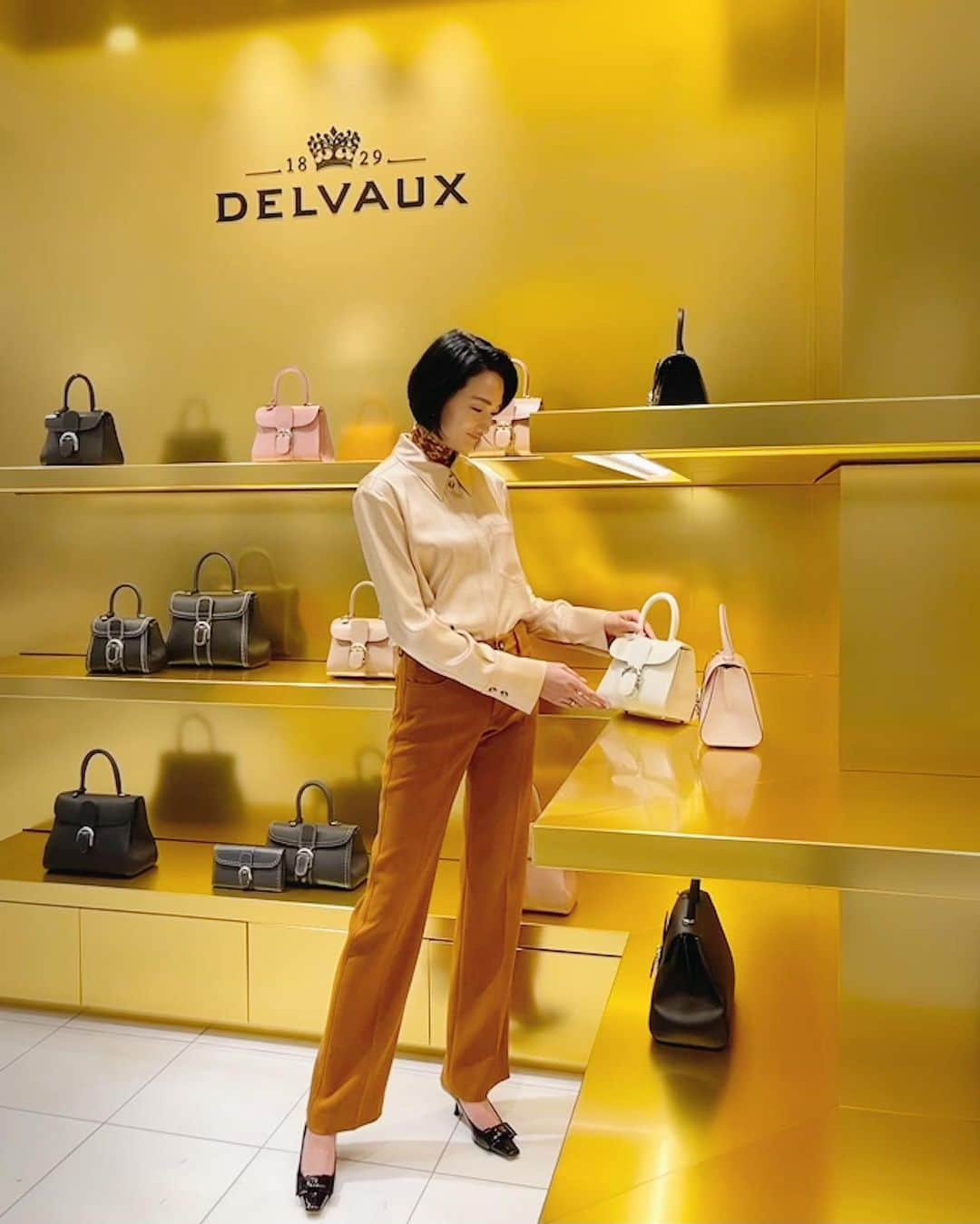 冨永愛さんのインスタグラム写真 - (冨永愛Instagram)「⁡ ⁡ @delvaux のポップアップに遊びに行ってきたよ❤︎ ⁡ 世界最古のラグジュアリーレザーグッズメゾンなんだよ！ 世界の都市を車で旅するストーリーに着想を得た秋冬コレクションが揃っていて、ポップアップ限定商品も素敵！ ⁡ 伊勢丹新宿店で9月28日まで開催中 ⁡ #delvaux #デルヴォー #ad ⁡」9月17日 21時41分 - ai_tominaga_official