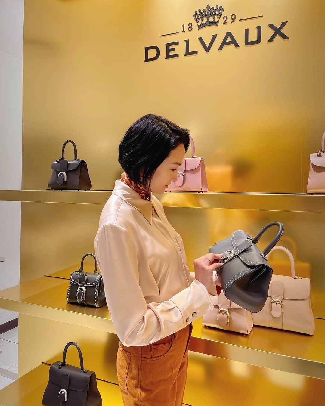 冨永愛さんのインスタグラム写真 - (冨永愛Instagram)「⁡ ⁡ @delvaux のポップアップに遊びに行ってきたよ❤︎ ⁡ 世界最古のラグジュアリーレザーグッズメゾンなんだよ！ 世界の都市を車で旅するストーリーに着想を得た秋冬コレクションが揃っていて、ポップアップ限定商品も素敵！ ⁡ 伊勢丹新宿店で9月28日まで開催中 ⁡ #delvaux #デルヴォー #ad ⁡」9月17日 21時41分 - ai_tominaga_official