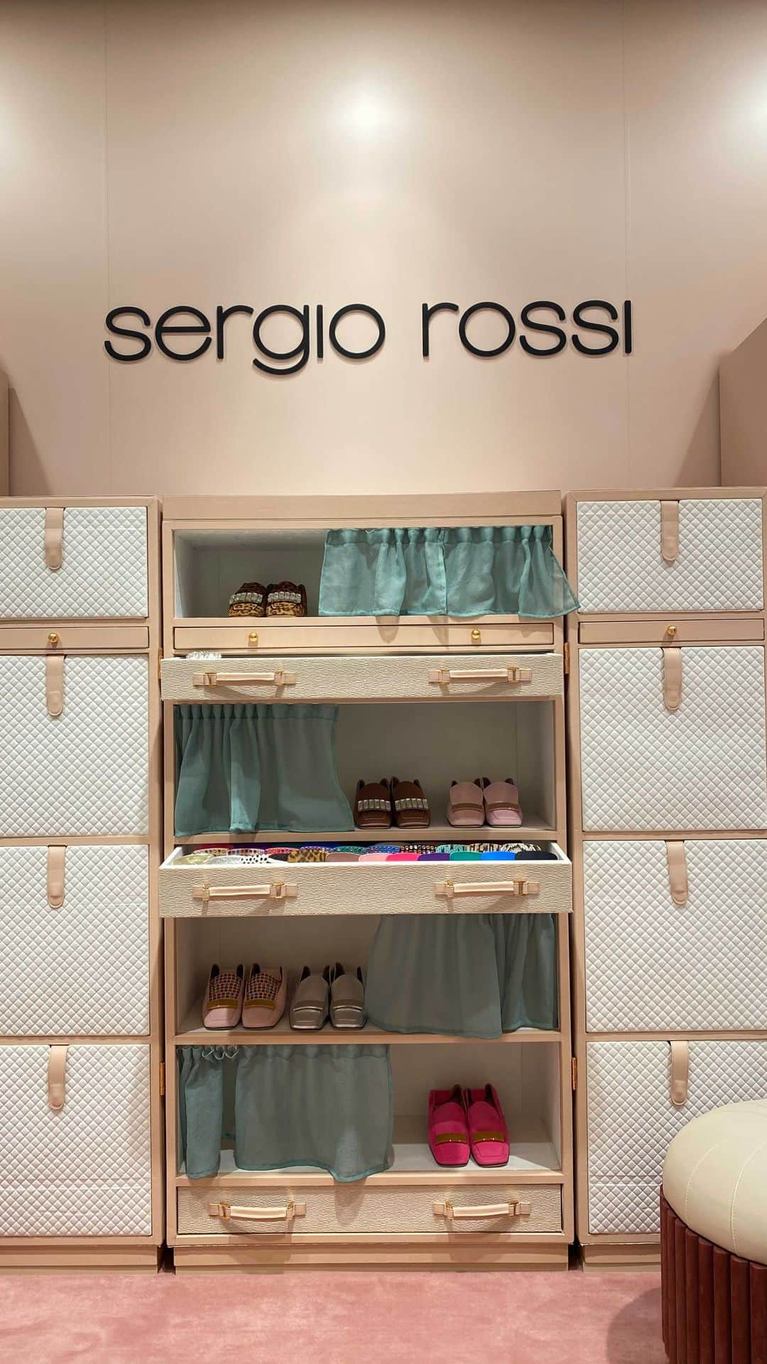 風間ゆみえのインスタグラム：「sr1 slipper pop up ‼︎  @sergiorossi  @isetan_shinjuku」
