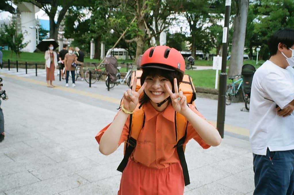 岸井ゆきののインスタグラム：「#家族募集します 第八話、このあと10時から🙆🏻‍♀️🍋🍊 デリバリーブギ🚴‍♀️ 自転車、浦安鉄筋家族の時もうまく漕げなかったけど 今回はギター練習に加えて自転車練習もしたので、幼少期を思い出し成人レベルで漕げるようになりました。 ちなみに、一輪車なら漕げます‼️」