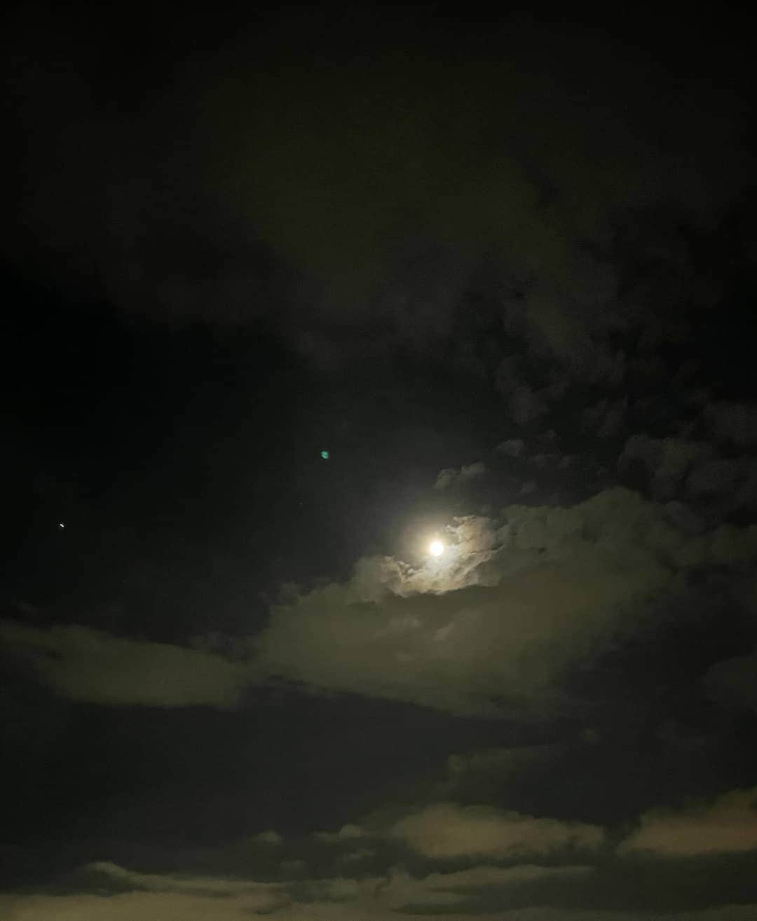 土屋太鳳さんのインスタグラム写真 - (土屋太鳳Instagram)「昨日久しぶりにお月さまを観ました。 でも台風は着実に移動しています。 どうか、どのかたも安全な夜を…！」9月17日 22時22分 - taotsuchiya_official