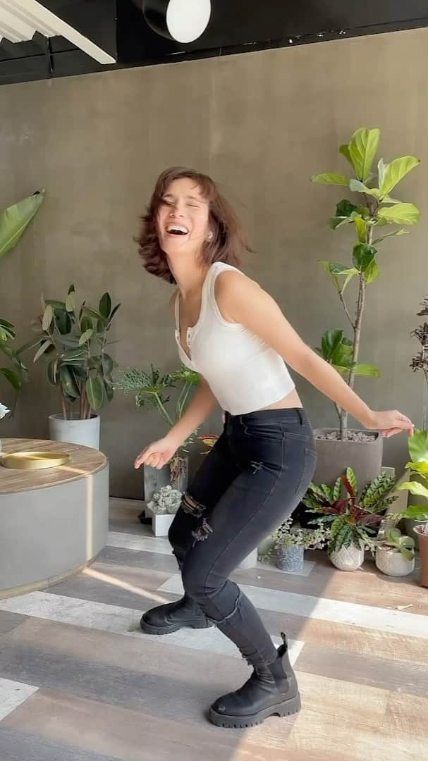 セリーナ・ジェイドのインスタグラム：「When I dance. I release pain. I lead with my heart. I feel one with the beat. I let down my walls. No matter our differences, no matter our skin color, no matter where we stay, when we move to the music. we are one.  No loneliness, no prejudice, just happiness. Just peace. You have me. I have you. We have each other #danceforworldpeace」