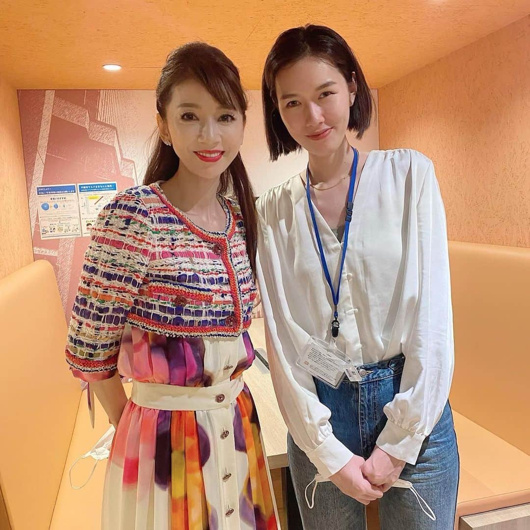 君島十和子さんのインスタグラム写真 - (君島十和子Instagram)「２時間に渡る 生ライブ🎉✨🇨🇳 中国人スタッフの 陳 慧(Chin E)様が、 とっても頑張って下さいました✨🎉✨🎉 シートマスクも マスカラも 生ライブ中にデモンストレーション👍🏻‼️✨  ウェイボーを ダウンロードして 応援して下さった皆さま😭💦✨🙏🏻💓🥺💕  本当に本当に ありがとうございました🙇‍♀️🙏🏻💖✨  多くのお客様が中国で見て下さる… ので🎉 それを意識したメイク。 自分では絶対に似合わない と思っていた 「真紅口紅💄」 真剣に探しました❣️  #FTC #三越伊勢丹オンライン #越境ec #初チャレンジ #中国語のご挨拶 #red#小紅書 #pinyin難しい #同じ音なのに」9月17日 23時24分 - ftcbeauty.official