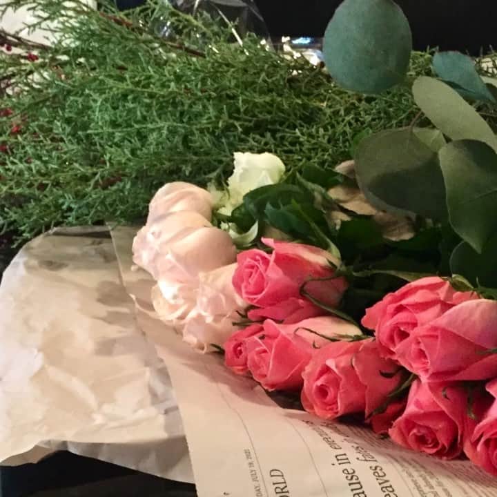 のインスタグラム：「時は去りゆく  夜も昼も 休むことなく  とどまることなく あまりに ひそやかな足取りなので いつも 止まっているかのよう 　　　　　　 ギョーム・ド・ロリス  その生涯がほとんど不明のギヨーム・ド・ロリスは『薔薇物語』前半の作者です。『薔薇物語』はオウィディウス、クレチアン・ド・トロアらの影響を受け、従来から扱われた題材を用いて4058行の物語を著わしました。詩人が夢の中で薔薇に恋をする幻想的な詩。女性を茨に囲まれた薔薇に擬した比喩的な物語の体裁で恋愛心理を図式化し、宮廷風騎士道恋愛の掟を説き、古典的教養を交え教化する目的がロリスの作品の特徴です。 40年ほど後、ジャン・ド・マンがそれを未完とみなして書き継ぎ、1万 7722行の膨大な続編を加えました。前編の女性賛美の恋愛観を否定し、愛の目的を種の保存と考え、現実主義的な世界観を展開しました。作者の豊かな学識に基づく哲学的教化的傾向が一層顕著に。『薔薇物語』は13世紀フランスの寓意文学の最高傑作で、中世文学中最も愛好され、後代に多大な影響を与えました。  歌　大須賀かおり フラワーアレンジメント・動画制作　真行寺君枝」