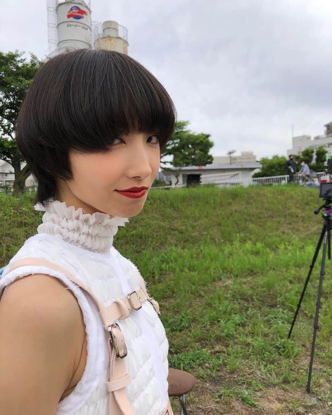 飯島望未のインスタグラム：「@mirrorliarfilms season 1 が本日公開されました。 私は三吉彩花 さん @miyoshi.aa が監督を務めた 「inside you」に出演させて頂いています。  機会を与えてくださった三吉さんに感謝です。  そして共演した 山口まゆさん @yamayu_official の演技に吸い込まれそうでプロの俳優さんの凄さにただただ感銘を受けたのを鮮明に覚えています。  とても美しい世界観で自分の中の何かが芽生えるような作品だと思うので 是非観てください！」