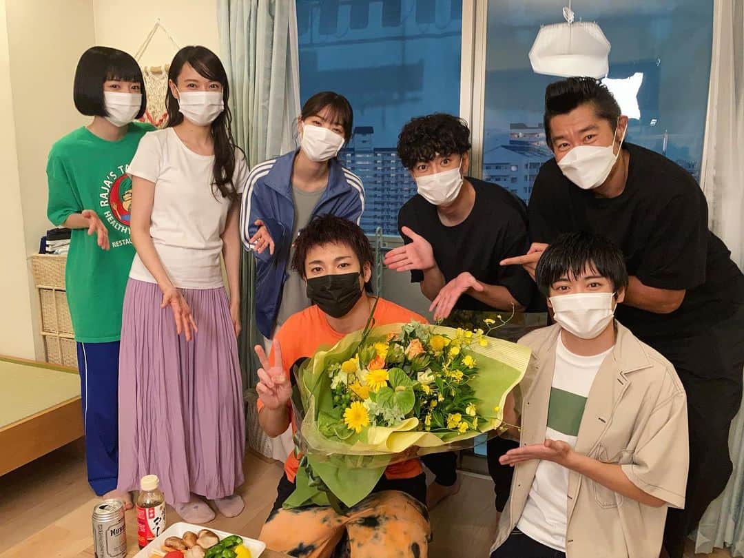 ハコヅメ〜たたかう！交番女子〜のインスタグラム：「🎉#山田裕貴 さん㊗️お誕生日🎉  本日は記念すべき9/18🎊 #ハコヅメ 山田役の山田さん🦔 お誕生日おめでとうございます🎂🎁  山田さんと共にひと夏を 走り抜けられたこと…🌻 スタッフ一同光栄に思います🙇‍♂️🥇  いつも現場を盛り上げて下さり 感謝感激でした‼️😭  我らが山田さんの クランクアップ写真をお届け🤳🌟」