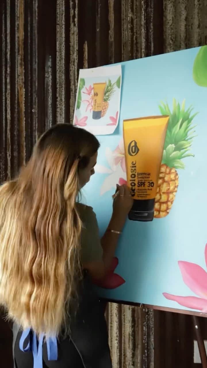 ティア・ブランコのインスタグラム：「Really excited to share this work I did for @geologie 🎨 I’m in love with the entire process of painting from start to finish @artbytiarah  it was a pleasure to paint this and showcase their amazing sunscreen on a canvas! Everyone go check out their vegan & cruelty free everyday sunblock 🧴 👩‍🎨🍍🌺」