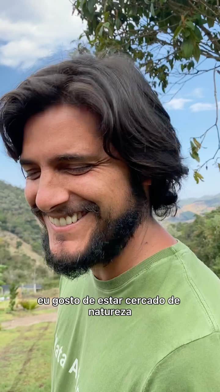 Bruno Gissoniのインスタグラム：「Virei um mãe-terráqueo 🌳 Para quem não sabe a @maeterra é uma marca que produz alimentos gostosos e saudáveis, orgânicos, naturais e integrais que privilegiam pequenos produtores. Além disso , tudo que a Mãe Terra faz tem uma causa por trás, um lindo propósito. Imagina só? Se alimentar melhor e também ajudar projetos:  🥗 Combata a fome apoiando a ONG @amigosdobem, um dos maiores projetos sociais do Brasil que atendem a mais de 75 mil pessoas no sertão de Alagoas, de Pernambuco e do Ceará e é de onde a gente já compra as nossas castanhas-de-caju 🌳  🌳 Cuide da Amazônia com a @origensbrasil, que contribui para a conservação de mais de 52 milhões de hectares de floresta em pé, beneficiando mais de 10 mil famílias e formando uma rede colaborativa premiada pela ONU da qual a Mãe Terra já faz parte e apoia 🌱  Nossas escolhas importam. Alimente a mudança no nosso corpo, alma e planeta 🌏  Corre lá na página da @maeterra e saiba mais  #AlimenteAMudança #RealOficial」