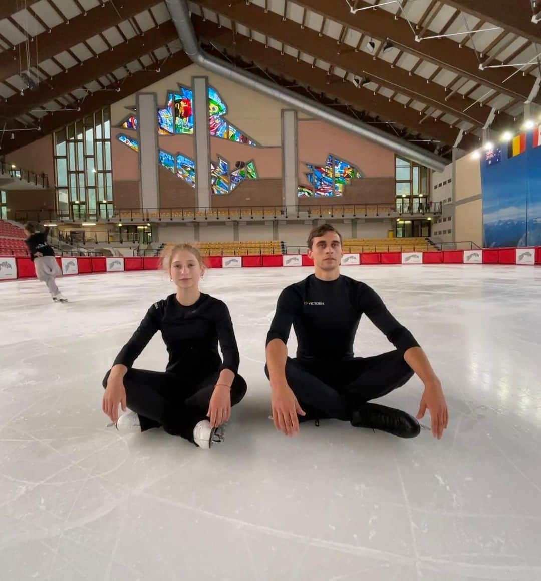 Martin Bidařさんのインスタグラム写真 - (Martin BidařInstagram)「Thank you @benoitrichaud ! It's always a pleasure to work with you and creating amazing moves🖤 Cannot wait to show these pieces of art🔥 #olympicseasonishere 😈  Also thank you to everyone who is helping us to reach our dreams🙏 @czechfigureskating  @victoria_vsc_msmt  @edeaskates  @mkblades  @petr_bidar @mozer_team」9月18日 1時08分 - martinbidar13