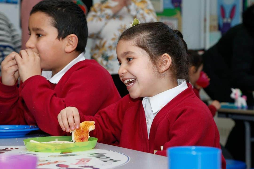 フレイザー・キャンベルのインスタグラム：「To all my terriers Just £3 can help feed a child at one of the @htafc_foundation 41 Breakfast clubs for two weeks. To donate £3 to #htafc’s registered charity, text HTF to 70331.」