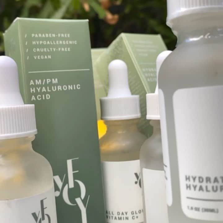 ニコール・ミッチェル・マーフィーのインスタグラム：「yFOY means your fountain of youth.  @yfoyshop   The all day glow vitamin C serum by yfoy can help protect the skin from many problems, including sunburn, photoaging, hyperpigmentation, wrinkles, sagging, dryness, and an uneven skin tone.   Hyaluronic Acid helps reduce the visibility of fine lines and wrinkles retaining moisture to the skin, creating a plumping effect. When the skin is protected and hydrated, increased skin cell production can take place, as the skin isn't busy fighting for hydration. This leads to smoother, plumper skin cells. Every morning after I wash my face  with the Super Glow face cleanser by yFOY I  leave my face damp then apply the hyaluronic acid serum. Then I apply the vitamin C serum on top of it with a moisturizer and a sunblock.  The website is. www.YFOYco.com   If you have time check it out. 😘 #yfoy #everydayconfidence #skincare #healthyskin #beauty #vitaminc #serum #hyaluronicacid #yourfountainofyouth」
