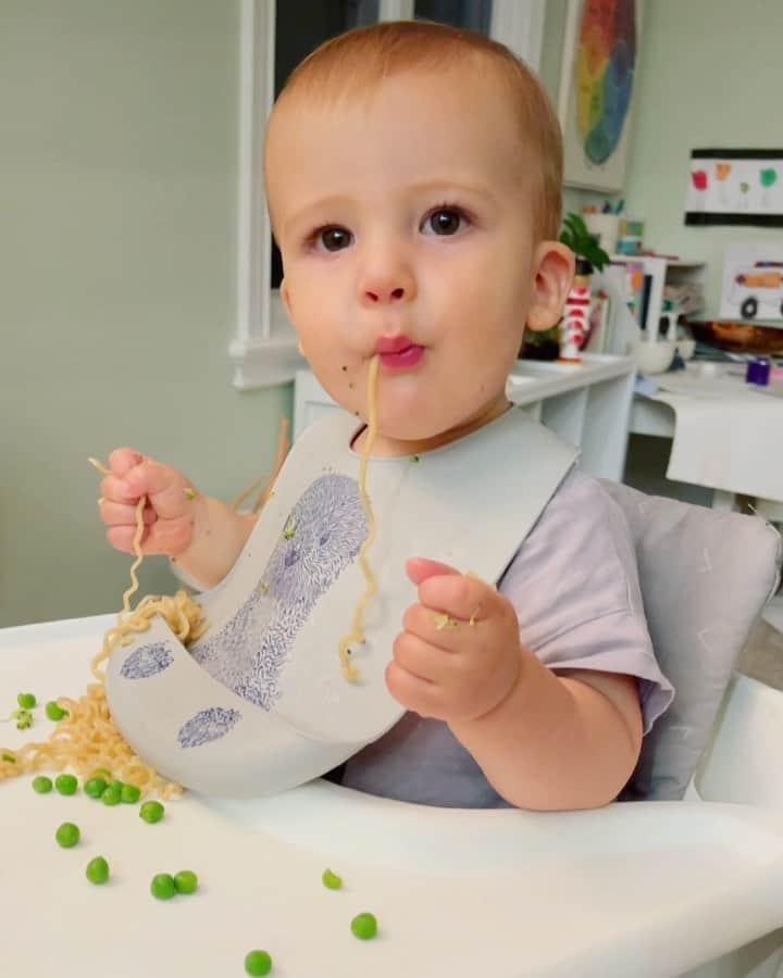 ジェシカ・シーバのインスタグラム：「Noodles for your noodle! Baby’s first ramen. I could watch this all day 😍」
