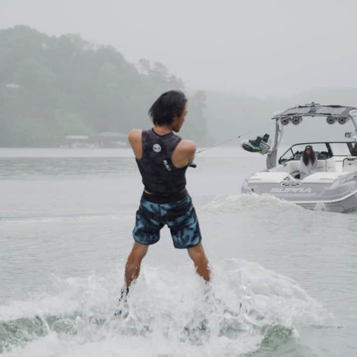 手塚翔太のインスタグラム：「2022 new @supra_boats is live now🔥🔥🔥 Go check out full team IG TV on @supra_boats account😎👊🏻💥　#sa550」