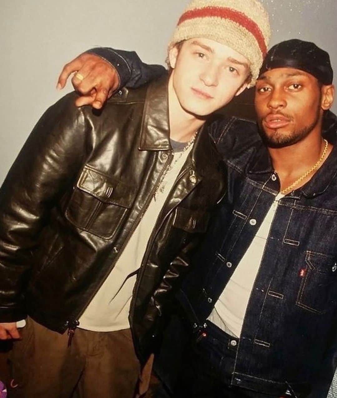 ジャスティン・ティンバーレイクのインスタグラム：「#FBF R&B Icon D’Angelo and a die hard fan backstage at Radio City Music Hall, March 2000.」