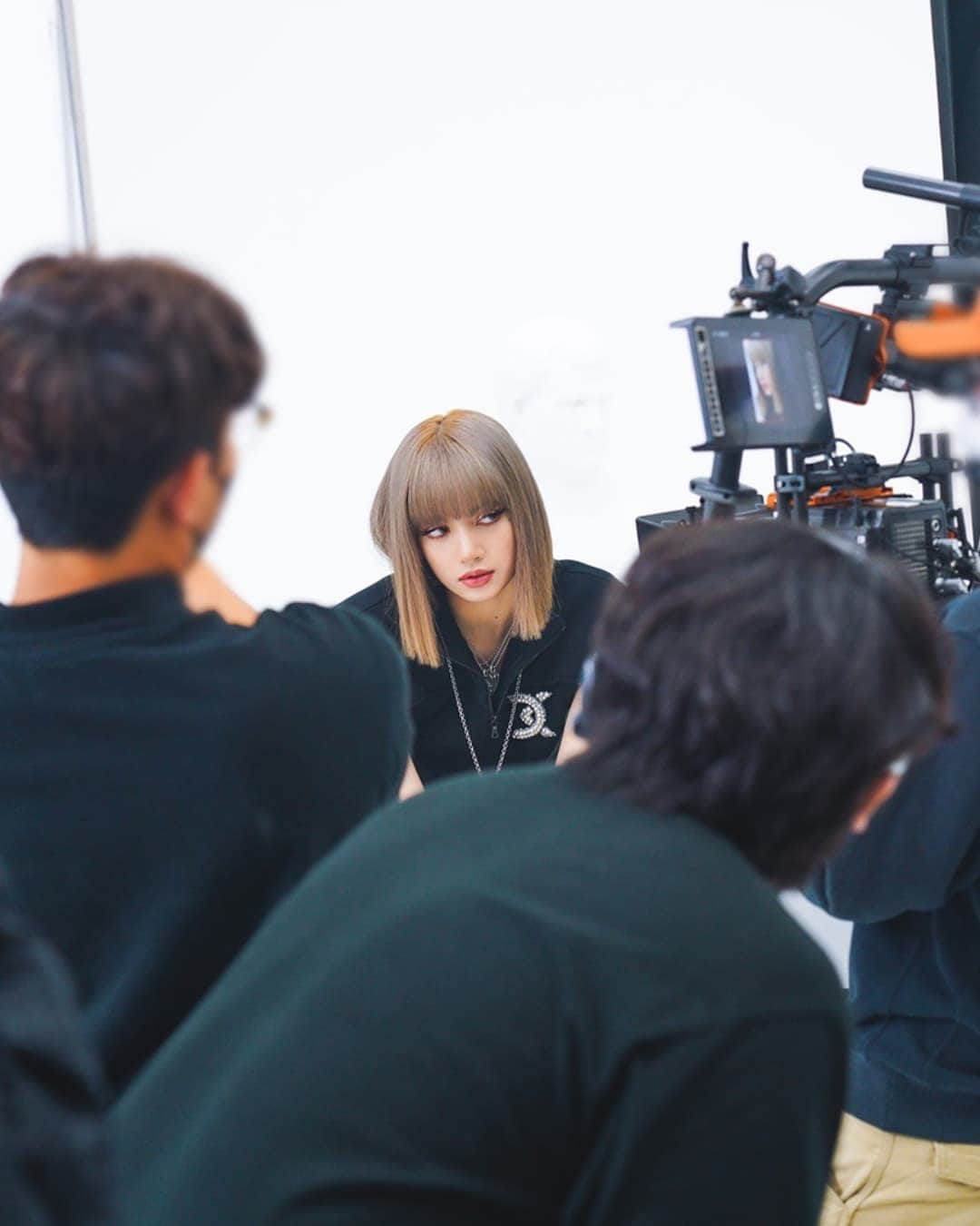 リサさんのインスタグラム写真 - (リサInstagram)「OUT NOW UNLIMITED BTS PHOTOS . . . #LISA #LALISA #리사 #블랙핑크 #BLACKPINK #LALISAMANOBAN #LALISAMANOBAL #blackpinklisa #lisablackpink」9月18日 13時55分 - lisa.blackpink