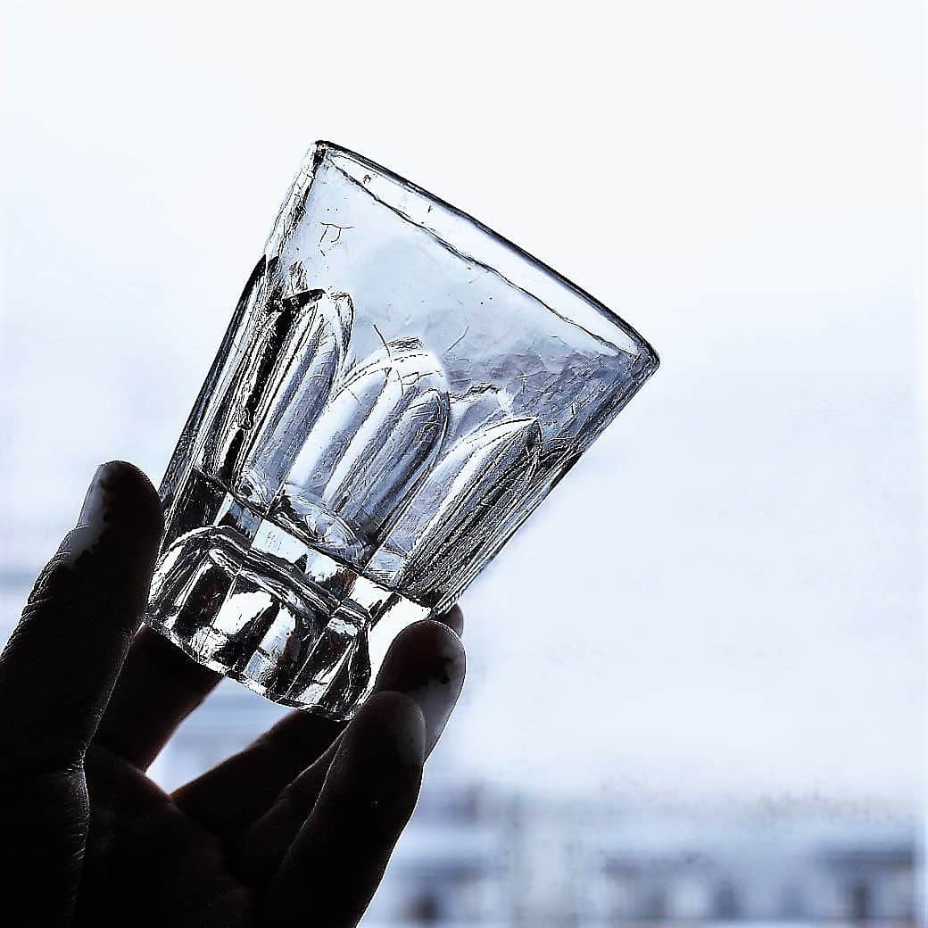 坂崎幸之助さんのインスタグラム写真 - (坂崎幸之助Instagram)「「剣先コップ」🗡 明治時代から現在まで作られています😃 時代や製造法によって形や大きさは様々。  やっぱり焼酎が合うかな😸 いや、ウィスキーや日本酒でもイケるか🤓 あ、でも今はお酒やめたんで炭酸水だ😜  #和ガラス #剣先コップ #コップ #骨董品 #コレクション #プレスガラス #型吹ガラス #明治時代 #大正時代 #昭和レトロ #時代物 #ドッシリ #気泡 #とろとろ #製造時のキズ #シワ #焼酎 #日本酒 #ウィスキー #アンティーク中野ブロードウェイ #iPhone11pro #台風14号くれぐれもお気を付け下さい🌀🌀」9月18日 14時23分 - kohnosukesakazaki