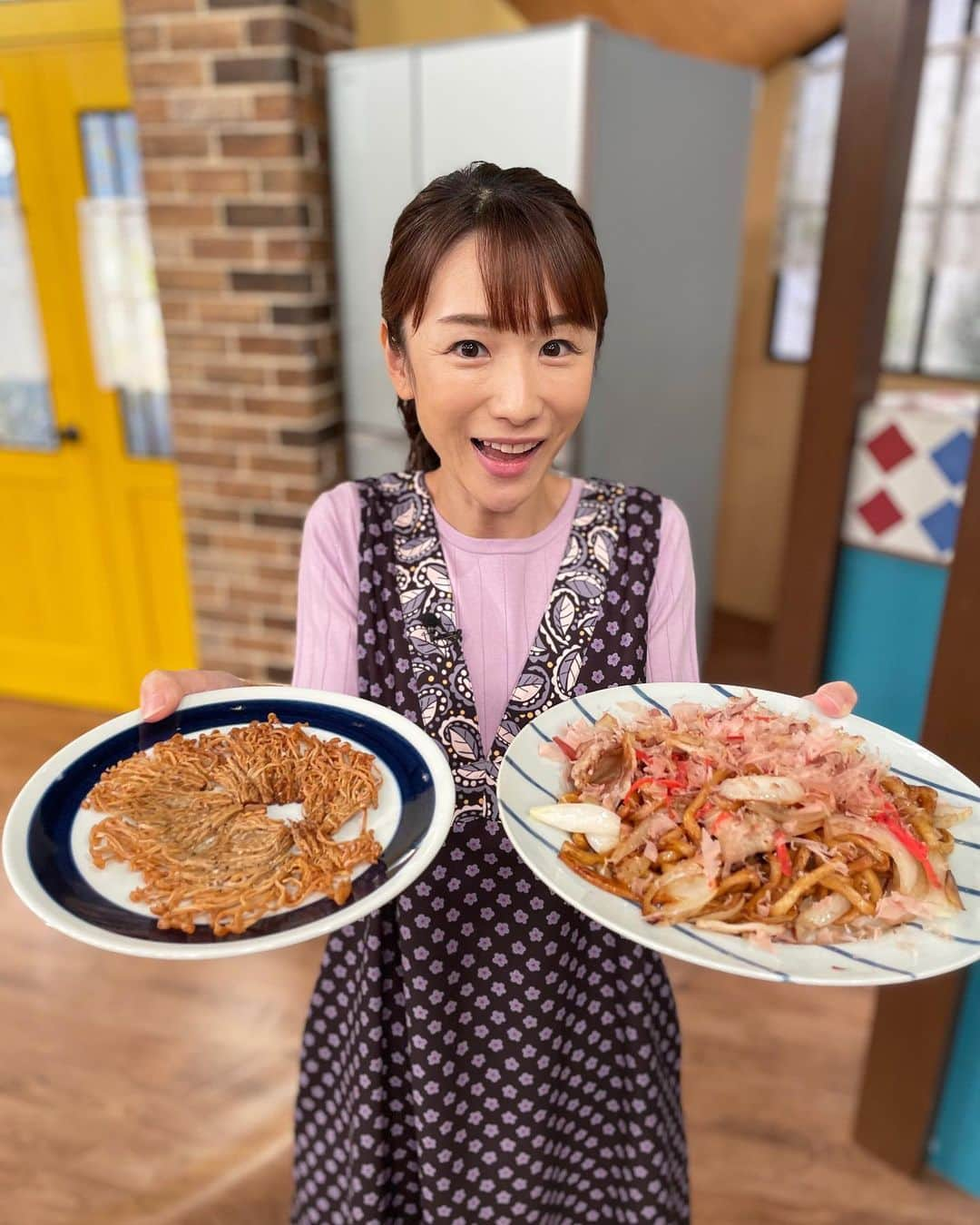 堂真理子さんのインスタグラム写真 - (堂真理子Instagram)「「おかずのクッキング」でご紹介した「豚バラと玉ねぎの焼きうどん」と「揚げえのき」、いかがでしたか？？🥰🍴うどんと具材を別々に炒めることで、うどんはコシがしっかりと残り、玉ねぎはシャキシャキ、豚バラはジューシーに仕上がります💕 子供達も大喜びしてくれました♫   #おかずのクッキング #おかず #レシピ #焼きうどん #豚バラ #玉ねぎ #えのき #揚げえのき  #土井善晴 先生  #料理 #おうちごはん   #テレビ朝日 #堂真理子 #アナウンサー #アナウンサー衣装  ☆エプロン… #サロンジェ ☆ニット… #inedit   ☆スカート… #maglieparefde」9月18日 14時23分 - mariko_do