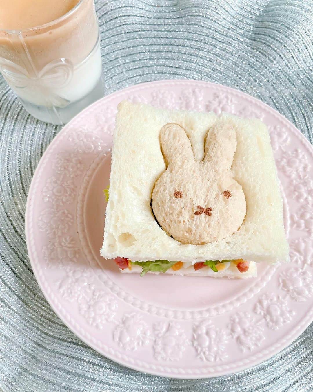 のインスタグラム：「大雨だからおうちカフェ(・ⅹ・）🐰𖠚ᐝ💗 #ミッフィーカフェレシピbook ☕💭💕 みんなの見てると自分のが下手すぎてびっくりする😂  .  #ミッフィー #ぱん#台風#おうちカフェ #サンドイッチ#付録#不器用」