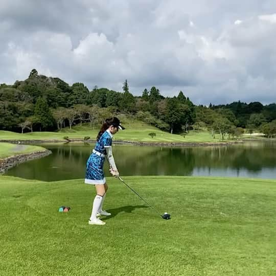 和田奈美佳のインスタグラム：「. 少し前になりますが、 池越えのティーショット⛳️  ウェアは @efficace_official です💖 ブルーのウェアもお気に入り🥺  #golf #golfwear  #golfswing  #efficacemente  #efficace  #golfgirl  #ゴルフ実況 #abematvツアー  #和田奈美佳」