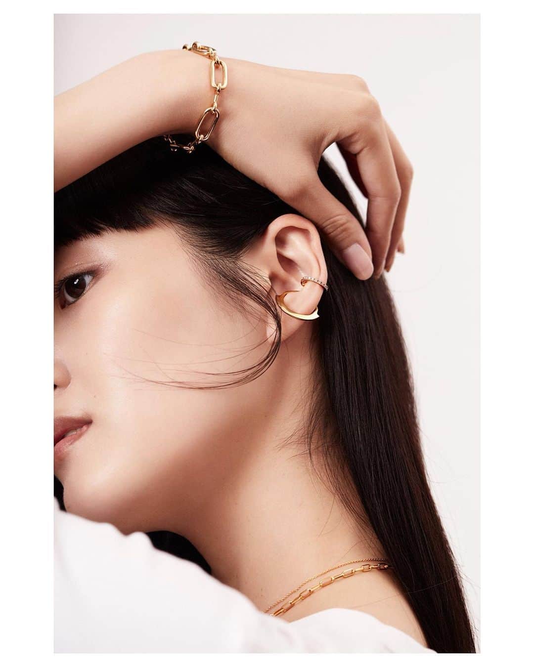 新井貴子のインスタグラム：「𝐻-𝑃𝑜𝑙𝑒 𝐽𝑒𝑤𝑒𝑙𝑟𝑦💫🦋  Photo @takanoriokuwaki  Styling @yutakotani_  Make up @kie_0  Hair @shotaro.ao   こんなデザインがあったらいいな、、そんな想いを叶えてくれるオーダーメイドジュエリーブランド。 サイズが合わなくなってしまったモノを直したり、また新たな形へと生まれ変わらせることも。 よりジュエリーの奥深さを感じることができる💎  @hpoleofficial」