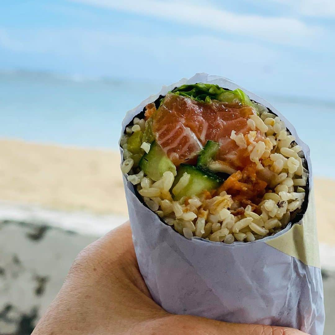 つんく♂さんのインスタグラム写真 - (つんく♂Instagram)「カカアコにあるアップロールカフェの手巻き寿司！  ビーチでランチだ！  野菜とサーモンたっぷりでうまかったす！」9月18日 11時14分 - tsunku_boy