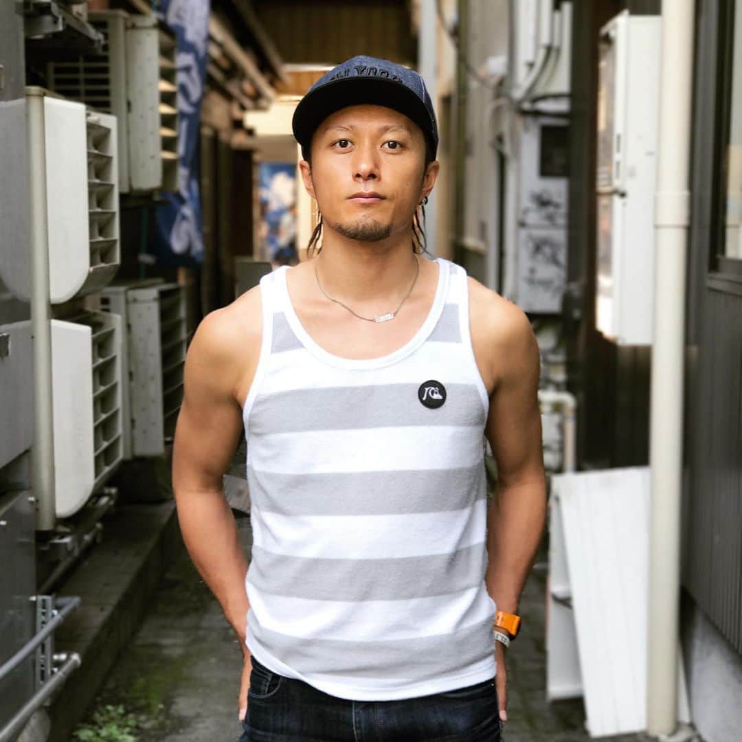 のインスタグラム：「9.18今日はもう一つの誕生日 難病OPLLの手術を受けた日でした⭐️  この日をキッカケに 僕の感覚は大きく変わりました 両手両足はしびれて今もほとんど感覚ありませんが もっと変わったのは考え方のほうでした⭐️  もう二度と踊れない 積み重ねてきたものが一斉に崩れ落ちる瞬間 なんで神様は僕が人生全てを捧げ育ててきた この1本柱を切り取ってしまうんだろう...と  様々な思いが交差する中 36歳をターニングポイントに ここから僕の第2の人生がスタートします🔥  15時間の手術の末、 病院の先生や サポートしてくれた皆さんのおかげで 僕は社会復帰することができました🚶‍♂️  現場に戻ってからのからのインタビューで 1番多かった内容は 「今後の目標はなんですか？」でした  10代20代はいろんな大会や 目標に向かって走ってきた僕にとっては 何かを達成することで満足感を得たり 山頂に旗を立てることで 自信をつけてきました それなりにハッピーだったし 充実感もあって楽しい日々でした  だからインタビュー内容もよく理解できた  だけど、今の僕には夢や希望はありません  決して人生に絶望していると言うわけではなく  その逆  夢や希望を持つと言う事は もっと欲しいものがあると言うことで 要するに、今じゃ不足だという感覚です その不足感があるうちは どんなにたくさんのものを手に入れても エンドレスで幸せはやってこなくて 手術後、両親の顔を見たり 自分で歩けたりしたときに はじめて心の底からありがとうって思えて すでに幸せで満たされていることに 気づく事ができた  感謝感謝と、よく口にはしていたけど 頭では分かっていたつもりで 死ぬる思いをしてみないと 本当にはわからないものだと思った  夢や希望のない人生はつまらないと思ってた 若い頃の僕には理解できないことだ  今ではインタビューで堂々と答えています  「夢も希望もない」  夢があるならそこに向かえばいい なきゃないでそれでいい 生まれてきた時点であなたは尊くて 夢と希望のかたまりのような存在。 みんな波乱万丈な人生だけど 経験と共に既に幸せを 持ってる事に気づいていく 落ち込みやすいこの世の中で どれだけ沢山の幸せに気づけるだろう  現役引退して ダンサーなのにたいして踊れなくなって 夢も希望もないのに 誰よりも1番笑ってる奴って もはやカッコいいと思うようになった☺️ 勇気になると思いませんか🔥  43にもなって萎れてグズついた オッサンになってもなーんも楽しくない💥 リミッターの外れた楽しくてイケてる おじさんになりたいから 残された第2の人生を これからもハツラツと過ごします🌈  2021.9.18 今日という日に 心を込めてありがとうございます☀️」