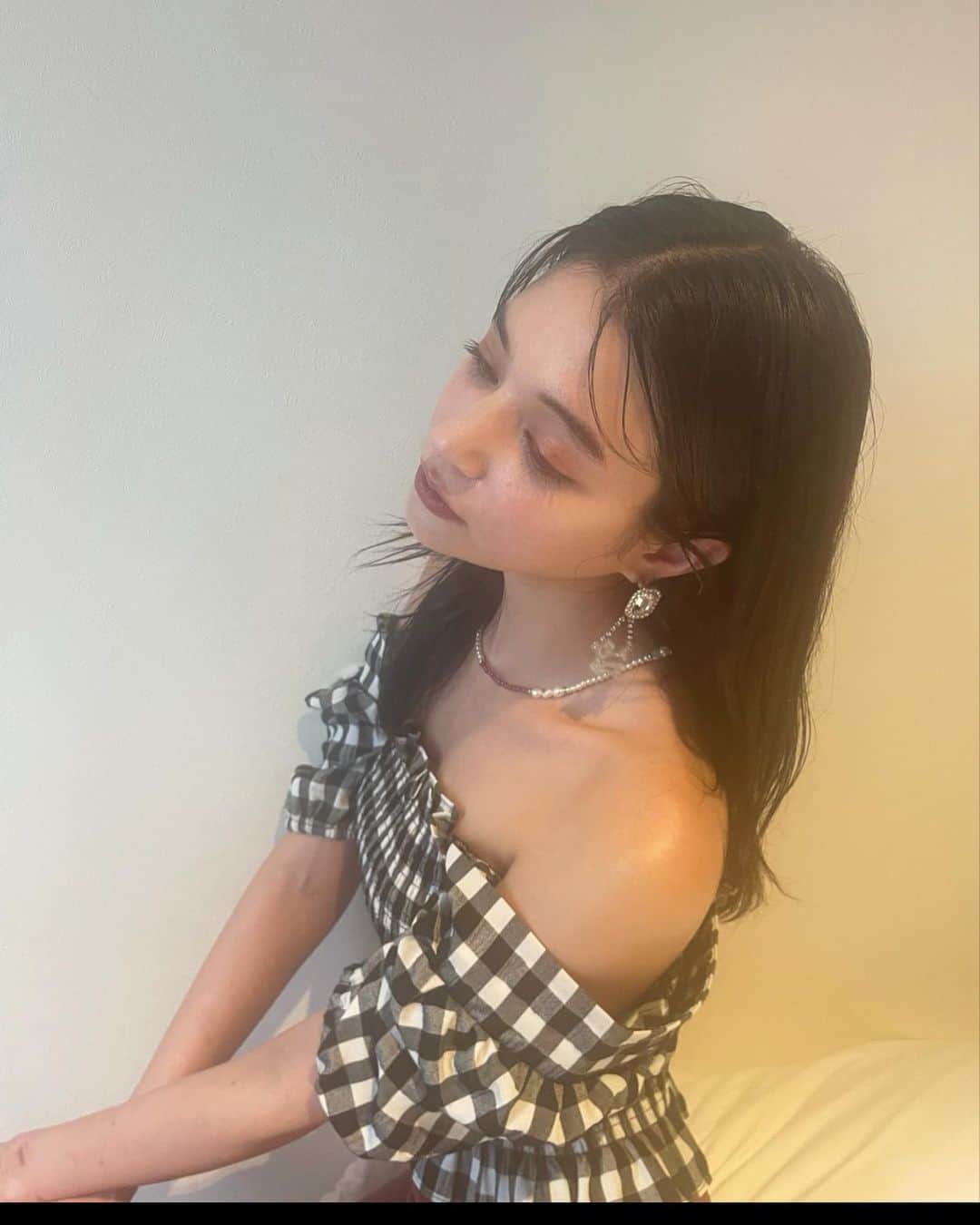 瑛茉ジャスミンのインスタグラム：「テレビ朝日❤️ 「その恋に正解ってありますか？」 9/25 23:00〜　放送です🥰  私が恋のクイズの正解となって 男性にクイズを出す番組です💋 クイズの正解が多かった人が相性がぴったりなのでは⁈ という企画です☺️☺️☺️💕  また前日詳細告知するね❤️  今回も可愛いメイクと衣装をありがとう😍  MAKE💋 @hairmakeupbylisayamaguchi   STYLING👠 @natsumi_knst   tops @girlssociety_official   pants、earrings @pameopose   shoes #ダイアナ#dianashoes   necklace @goldy_jp」