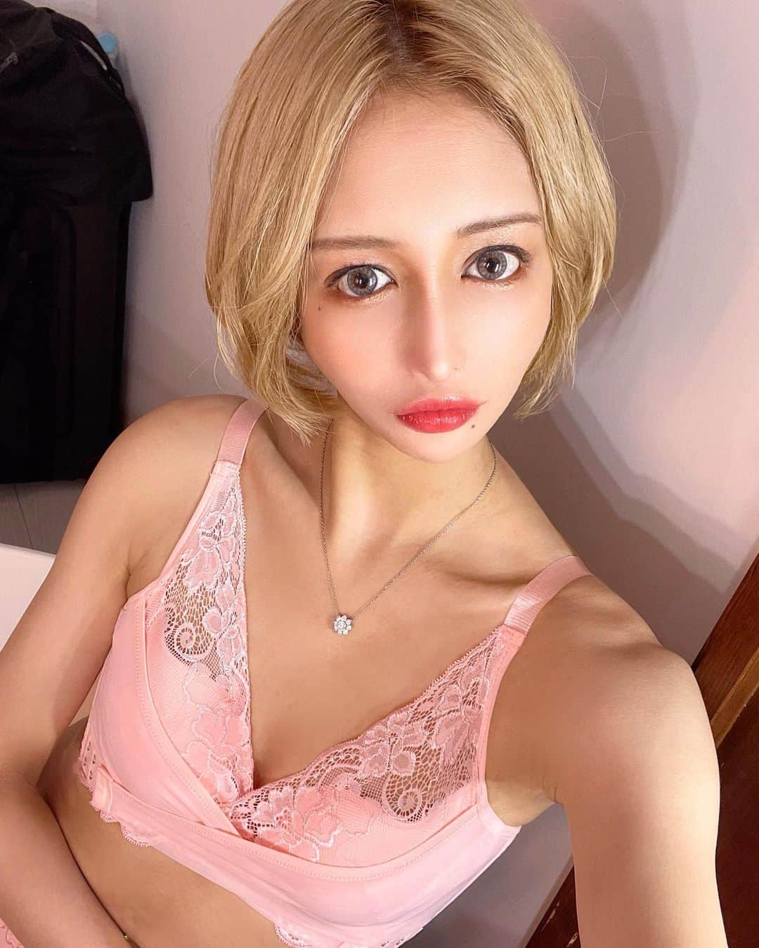 桜井野の花のインスタグラム：「貧乳の私が何故かブラジャーのイメージモデルに起用されました。  とりあえず申し訳ないんで、次回までには豊胸しておきます！  #貧乳#ブラジャー#ナイトブラ#モデル#撮影#豊胸したい」