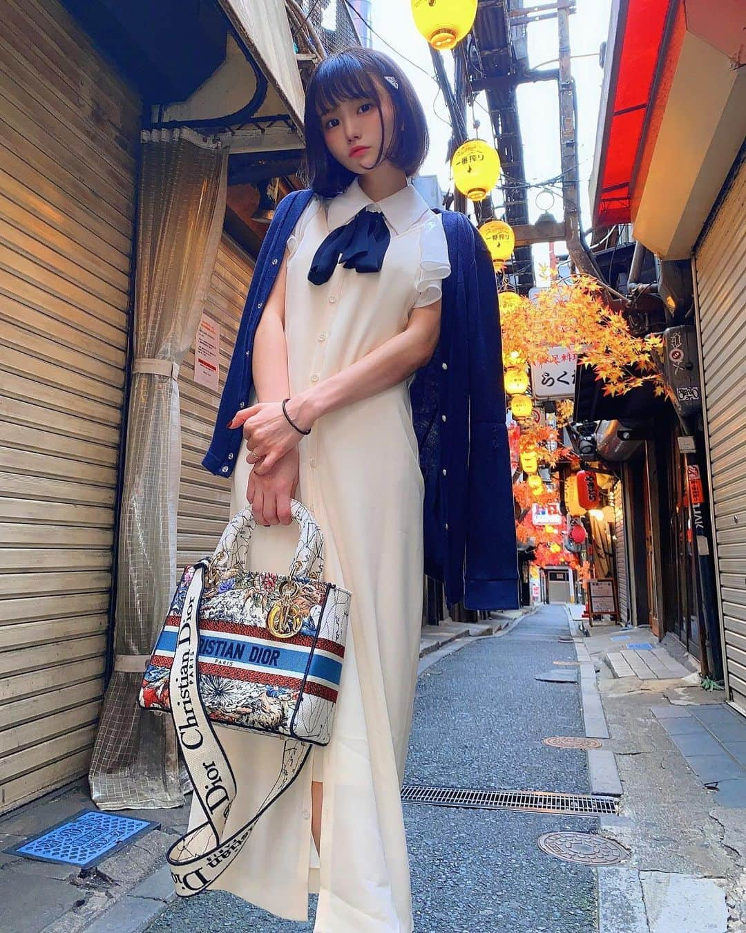 みもれもんさんのインスタグラム写真 - (みもれもんInstagram)「Hello ~ 🍋🌈 This is a side street in Shinjuku, Tokyo 💓 I eat yakitori and drink alcohol!  ・ こんにちは〜🍋🍊 昨日の私服の写真です⊂( ・ ̫・ )⊃三💙🤍 今日9/18はカップヌードル50回目の 誕生日らしぃですょ〜∩^ω^∩🍜✨ 私は最近発売した辛麺をまだ 食べてないんでこれから 買いに行く予定でぇ〜す⊂( ・ ̫・ )⊃三✌️ みんなが好きなカップル麺は ありますかぁ〜？？🥳💓 ・ ・  #mimoremon #camera #Japan #fashion #japanese #2021 #みもれもん #インスタグラビア #ショートヘア #ボブ #黒髪 #黒髪ボブ#カメラ #日本女孩 #大人女子 #一个人生活 #日本女孩 #私服 #新宿 #shinjuku」9月18日 12時35分 - mimore_mon0929