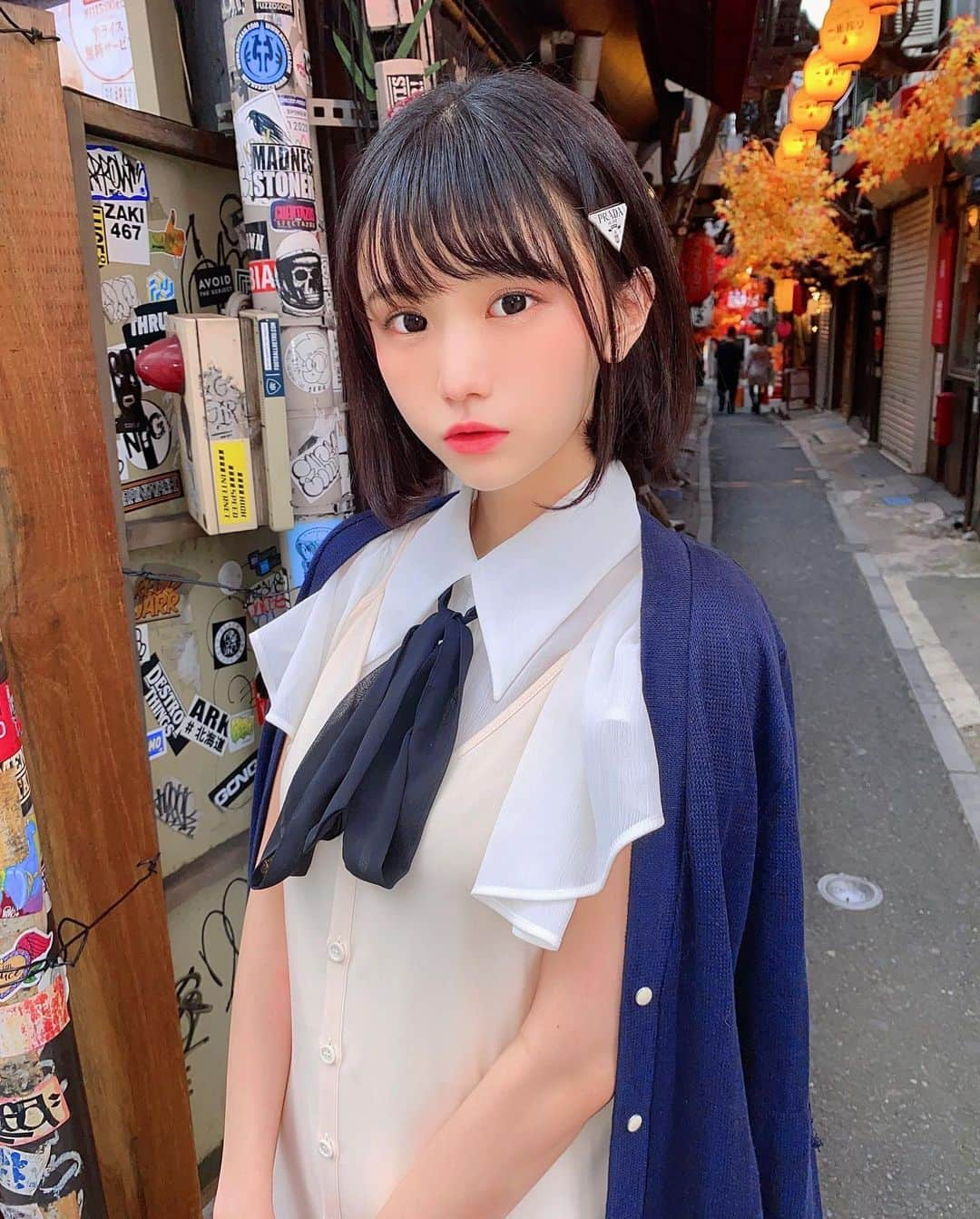 みもれもんさんのインスタグラム写真 - (みもれもんInstagram)「Hello ~ 🍋🌈 This is a side street in Shinjuku, Tokyo 💓 I eat yakitori and drink alcohol!  ・ こんにちは〜🍋🍊 昨日の私服の写真です⊂( ・ ̫・ )⊃三💙🤍 今日9/18はカップヌードル50回目の 誕生日らしぃですょ〜∩^ω^∩🍜✨ 私は最近発売した辛麺をまだ 食べてないんでこれから 買いに行く予定でぇ〜す⊂( ・ ̫・ )⊃三✌️ みんなが好きなカップル麺は ありますかぁ〜？？🥳💓 ・ ・  #mimoremon #camera #Japan #fashion #japanese #2021 #みもれもん #インスタグラビア #ショートヘア #ボブ #黒髪 #黒髪ボブ#カメラ #日本女孩 #大人女子 #一个人生活 #日本女孩 #私服 #新宿 #shinjuku」9月18日 12時35分 - mimore_mon0929