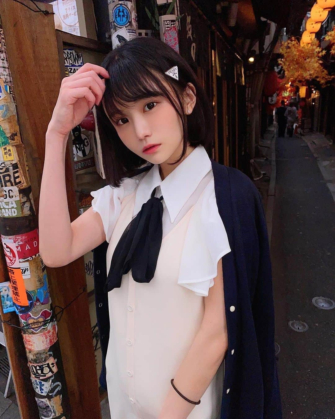 みもれもんさんのインスタグラム写真 - (みもれもんInstagram)「Hello ~ 🍋🌈 This is a side street in Shinjuku, Tokyo 💓 I eat yakitori and drink alcohol!  ・ こんにちは〜🍋🍊 昨日の私服の写真です⊂( ・ ̫・ )⊃三💙🤍 今日9/18はカップヌードル50回目の 誕生日らしぃですょ〜∩^ω^∩🍜✨ 私は最近発売した辛麺をまだ 食べてないんでこれから 買いに行く予定でぇ〜す⊂( ・ ̫・ )⊃三✌️ みんなが好きなカップル麺は ありますかぁ〜？？🥳💓 ・ ・  #mimoremon #camera #Japan #fashion #japanese #2021 #みもれもん #インスタグラビア #ショートヘア #ボブ #黒髪 #黒髪ボブ#カメラ #日本女孩 #大人女子 #一个人生活 #日本女孩 #私服 #新宿 #shinjuku」9月18日 12時35分 - mimore_mon0929