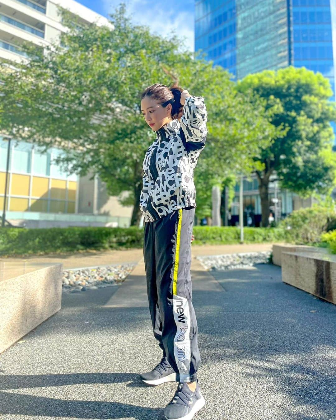 石井里奈さんのインスタグラム写真 - (石井里奈Instagram)「こんにちは☀️ . もうすぐスポーツの秋🍁🧡 少し涼しくなって運動しやすい季節になってきましたね✨ ということで新しいスニーカーを👟❣️ . @newbalance の、新色が発売された人気シリーズNB NERGIZE LUX👟❣️✨ スポーツからカジュアルまで、心地よくサポートしてくれて、ジョギング、フィットネス、ウォーキング、トラベルカジュアルの5way👏💕✨ . 早速私もスポーツシーンとデイリーシーンでコーディネート🧡 . トレンド感ある透け感をイメージされたカジュアルシューズ✨後ろのロゴの入り方がすごくかっこよくて、後ろ姿までキマります❗️ . 7枚目〜9枚目✨ BEAYA SLIP-ONというシリーズ🧡脱ぎ履きしやすいスリッポンタイプでとにかく楽！しっかり足にフィットして動きやすくてスポーツにも🙆‍♀️クッションも弾力性があって長時間も動きやすかったよ🧡 . ぜひチェックしてみてね❣️ . #newbalance #ニューバランス #NB #NBNERGIZELUX #BEAYASLIPON #FiNC #newbalance_FiNCアンバサダー #PR #スポーツの秋 #スポーツ #スポーツコーデ #スポーツウェア #トレーニングウェア #スニーカー #スニーカー女子 #フィットネス女子 #フィットネス #フィットネスウェア #fitness #fitnessgirl #スニーカーコーデ #カジュアルコーデ #カジュアルファッション #casualstyle #casualoutfit #ジムウェア #ジム女子 #トレーニング女子 #ランニング #ランニング女子」9月18日 12時46分 - ri7tin1025