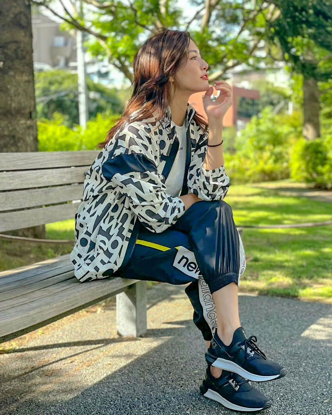 石井里奈さんのインスタグラム写真 - (石井里奈Instagram)「こんにちは☀️ . もうすぐスポーツの秋🍁🧡 少し涼しくなって運動しやすい季節になってきましたね✨ ということで新しいスニーカーを👟❣️ . @newbalance の、新色が発売された人気シリーズNB NERGIZE LUX👟❣️✨ スポーツからカジュアルまで、心地よくサポートしてくれて、ジョギング、フィットネス、ウォーキング、トラベルカジュアルの5way👏💕✨ . 早速私もスポーツシーンとデイリーシーンでコーディネート🧡 . トレンド感ある透け感をイメージされたカジュアルシューズ✨後ろのロゴの入り方がすごくかっこよくて、後ろ姿までキマります❗️ . 7枚目〜9枚目✨ BEAYA SLIP-ONというシリーズ🧡脱ぎ履きしやすいスリッポンタイプでとにかく楽！しっかり足にフィットして動きやすくてスポーツにも🙆‍♀️クッションも弾力性があって長時間も動きやすかったよ🧡 . ぜひチェックしてみてね❣️ . #newbalance #ニューバランス #NB #NBNERGIZELUX #BEAYASLIPON #FiNC #newbalance_FiNCアンバサダー #PR #スポーツの秋 #スポーツ #スポーツコーデ #スポーツウェア #トレーニングウェア #スニーカー #スニーカー女子 #フィットネス女子 #フィットネス #フィットネスウェア #fitness #fitnessgirl #スニーカーコーデ #カジュアルコーデ #カジュアルファッション #casualstyle #casualoutfit #ジムウェア #ジム女子 #トレーニング女子 #ランニング #ランニング女子」9月18日 12時46分 - ri7tin1025