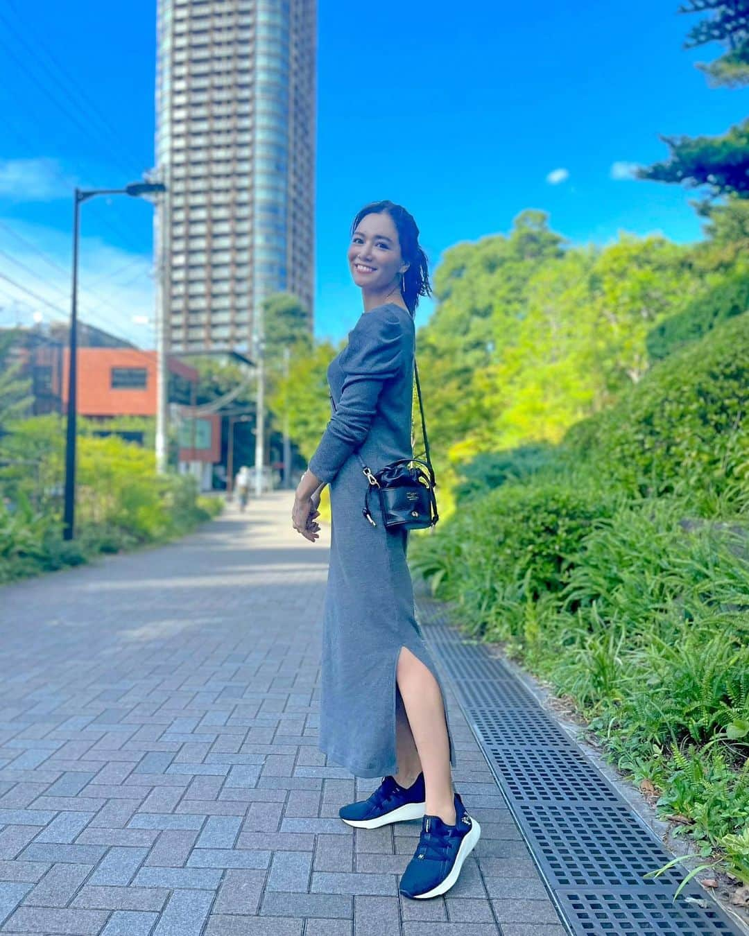 石井里奈さんのインスタグラム写真 - (石井里奈Instagram)「こんにちは☀️ . もうすぐスポーツの秋🍁🧡 少し涼しくなって運動しやすい季節になってきましたね✨ ということで新しいスニーカーを👟❣️ . @newbalance の、新色が発売された人気シリーズNB NERGIZE LUX👟❣️✨ スポーツからカジュアルまで、心地よくサポートしてくれて、ジョギング、フィットネス、ウォーキング、トラベルカジュアルの5way👏💕✨ . 早速私もスポーツシーンとデイリーシーンでコーディネート🧡 . トレンド感ある透け感をイメージされたカジュアルシューズ✨後ろのロゴの入り方がすごくかっこよくて、後ろ姿までキマります❗️ . 7枚目〜9枚目✨ BEAYA SLIP-ONというシリーズ🧡脱ぎ履きしやすいスリッポンタイプでとにかく楽！しっかり足にフィットして動きやすくてスポーツにも🙆‍♀️クッションも弾力性があって長時間も動きやすかったよ🧡 . ぜひチェックしてみてね❣️ . #newbalance #ニューバランス #NB #NBNERGIZELUX #BEAYASLIPON #FiNC #newbalance_FiNCアンバサダー #PR #スポーツの秋 #スポーツ #スポーツコーデ #スポーツウェア #トレーニングウェア #スニーカー #スニーカー女子 #フィットネス女子 #フィットネス #フィットネスウェア #fitness #fitnessgirl #スニーカーコーデ #カジュアルコーデ #カジュアルファッション #casualstyle #casualoutfit #ジムウェア #ジム女子 #トレーニング女子 #ランニング #ランニング女子」9月18日 12時46分 - ri7tin1025