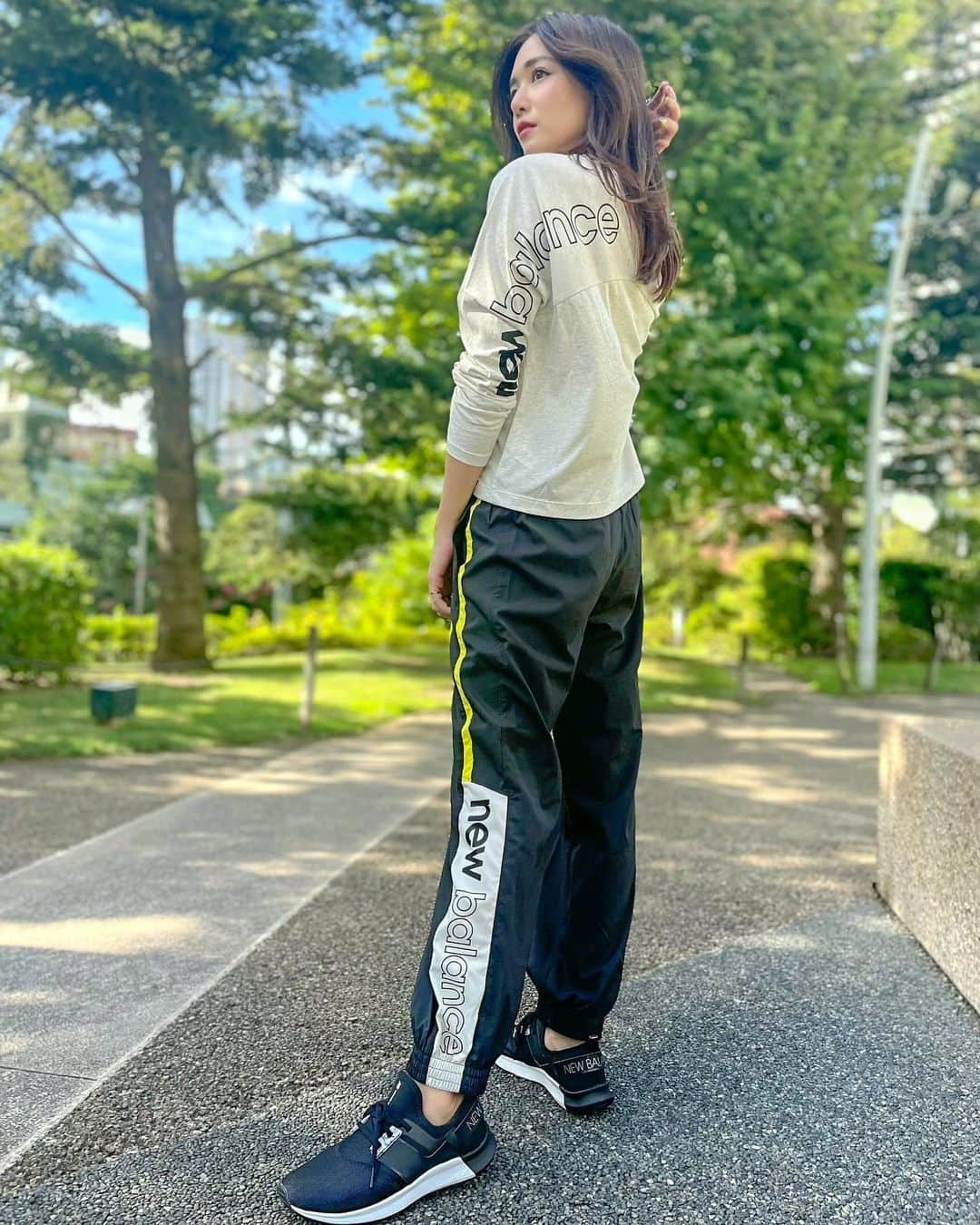 石井里奈さんのインスタグラム写真 - (石井里奈Instagram)「こんにちは☀️ . もうすぐスポーツの秋🍁🧡 少し涼しくなって運動しやすい季節になってきましたね✨ ということで新しいスニーカーを👟❣️ . @newbalance の、新色が発売された人気シリーズNB NERGIZE LUX👟❣️✨ スポーツからカジュアルまで、心地よくサポートしてくれて、ジョギング、フィットネス、ウォーキング、トラベルカジュアルの5way👏💕✨ . 早速私もスポーツシーンとデイリーシーンでコーディネート🧡 . トレンド感ある透け感をイメージされたカジュアルシューズ✨後ろのロゴの入り方がすごくかっこよくて、後ろ姿までキマります❗️ . 7枚目〜9枚目✨ BEAYA SLIP-ONというシリーズ🧡脱ぎ履きしやすいスリッポンタイプでとにかく楽！しっかり足にフィットして動きやすくてスポーツにも🙆‍♀️クッションも弾力性があって長時間も動きやすかったよ🧡 . ぜひチェックしてみてね❣️ . #newbalance #ニューバランス #NB #NBNERGIZELUX #BEAYASLIPON #FiNC #newbalance_FiNCアンバサダー #PR #スポーツの秋 #スポーツ #スポーツコーデ #スポーツウェア #トレーニングウェア #スニーカー #スニーカー女子 #フィットネス女子 #フィットネス #フィットネスウェア #fitness #fitnessgirl #スニーカーコーデ #カジュアルコーデ #カジュアルファッション #casualstyle #casualoutfit #ジムウェア #ジム女子 #トレーニング女子 #ランニング #ランニング女子」9月18日 12時46分 - ri7tin1025