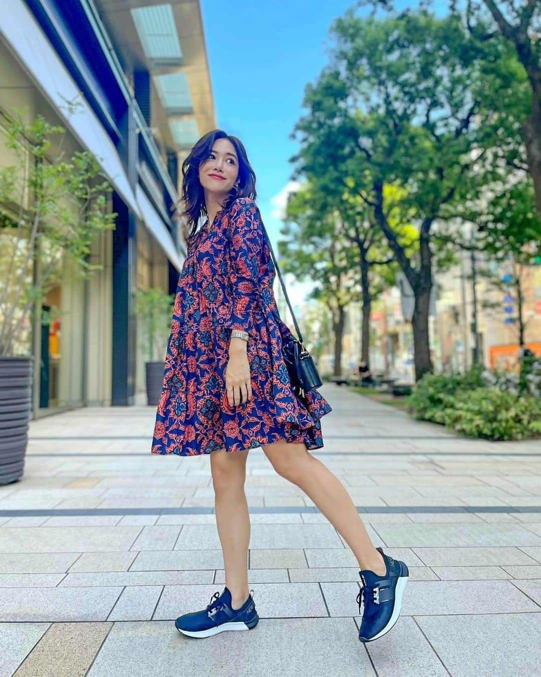 石井里奈さんのインスタグラム写真 - (石井里奈Instagram)「こんにちは☀️ . もうすぐスポーツの秋🍁🧡 少し涼しくなって運動しやすい季節になってきましたね✨ ということで新しいスニーカーを👟❣️ . @newbalance の、新色が発売された人気シリーズNB NERGIZE LUX👟❣️✨ スポーツからカジュアルまで、心地よくサポートしてくれて、ジョギング、フィットネス、ウォーキング、トラベルカジュアルの5way👏💕✨ . 早速私もスポーツシーンとデイリーシーンでコーディネート🧡 . トレンド感ある透け感をイメージされたカジュアルシューズ✨後ろのロゴの入り方がすごくかっこよくて、後ろ姿までキマります❗️ . 7枚目〜9枚目✨ BEAYA SLIP-ONというシリーズ🧡脱ぎ履きしやすいスリッポンタイプでとにかく楽！しっかり足にフィットして動きやすくてスポーツにも🙆‍♀️クッションも弾力性があって長時間も動きやすかったよ🧡 . ぜひチェックしてみてね❣️ . #newbalance #ニューバランス #NB #NBNERGIZELUX #BEAYASLIPON #FiNC #newbalance_FiNCアンバサダー #PR #スポーツの秋 #スポーツ #スポーツコーデ #スポーツウェア #トレーニングウェア #スニーカー #スニーカー女子 #フィットネス女子 #フィットネス #フィットネスウェア #fitness #fitnessgirl #スニーカーコーデ #カジュアルコーデ #カジュアルファッション #casualstyle #casualoutfit #ジムウェア #ジム女子 #トレーニング女子 #ランニング #ランニング女子」9月18日 12時46分 - ri7tin1025