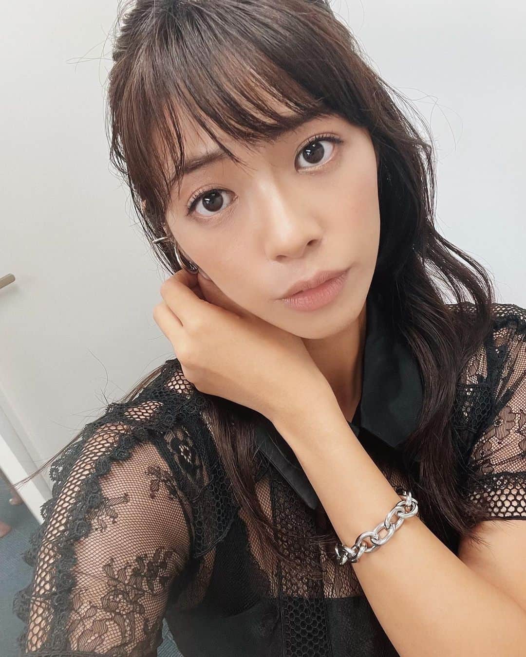 わちみなみのインスタグラム：「ブレスレットとイヤーカフ🪞 可愛かった✨  @lohmejewelry @cesoi_jewelry   イベント前に @zarahabeauty でマッサージしていただいて、肩がかなり楽になった🛏✨ いつもありがとうございます☺️ ⁡ ⁡ 次回のイベント、ぜひきてね！  🌿9月25日（土）13時〜 🌿ヴィレッジヴァンガード渋谷109店 ⁡ https://www.village-v.co.jp/news/event/10355 ⁡ ⁡ 🪞写真集購入こちらから https://www.amazon.co.jp/dp/4334902758/ref=mp_s_a_1_7?dchild=1&keywords=%E3%82%8F%E3%81%A1%E3%81%BF%E3%81%AA%E3%81%BF&qid=1622516934&sr=8-7 ⁡ #2nd写真集　#わちみなみ　#イヤーカフ #ブレスレット　#アクセサリー」