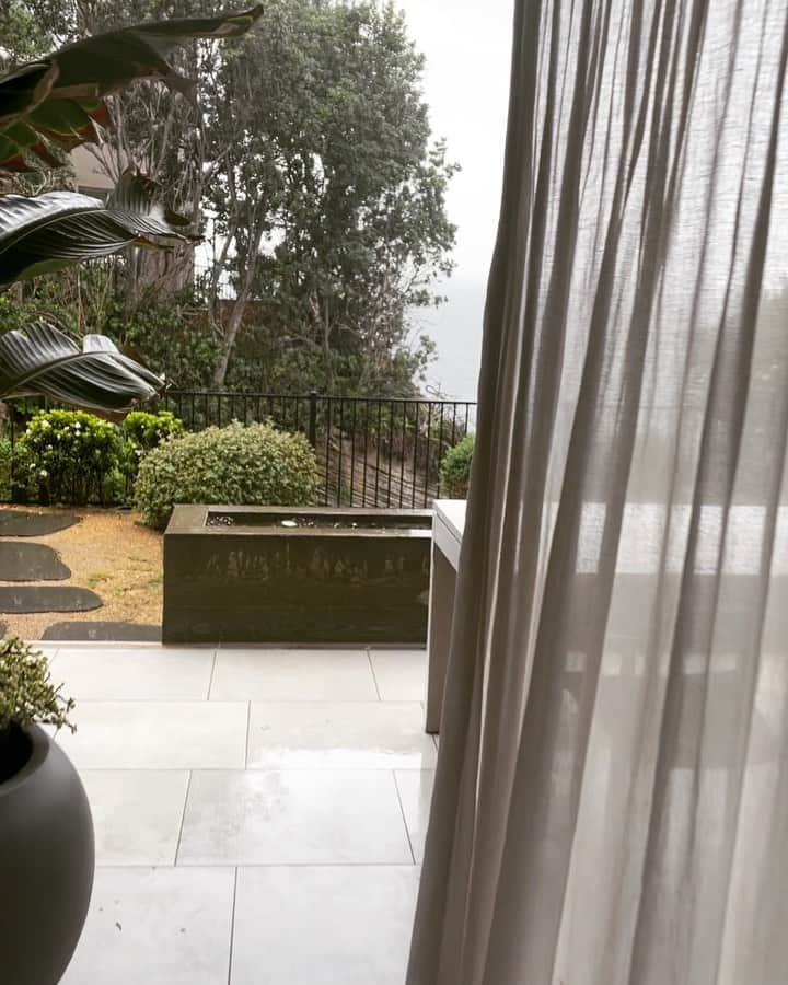 サマンサウィルスのインスタグラム：「Controversial opinion… but I absolutely adore this kind of weather 🌧 x」