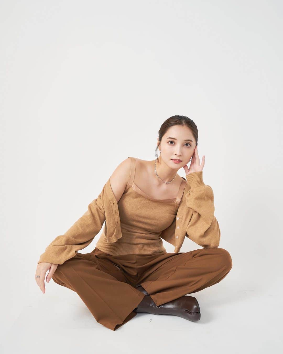 大石絵理のインスタグラム：「camel x brown 🍁🍁😘 @kol.japan   春夏に好評だったキャミソール&カーディガンのアンサンブル、秋仕様で作りました💜 カシミヤ混でとてもきもちいの😌 パンツはセンタープレスを入れて、かなり脚長効果です🤎 シワになりにくい柔らかい生地です🍇🍇🍇」