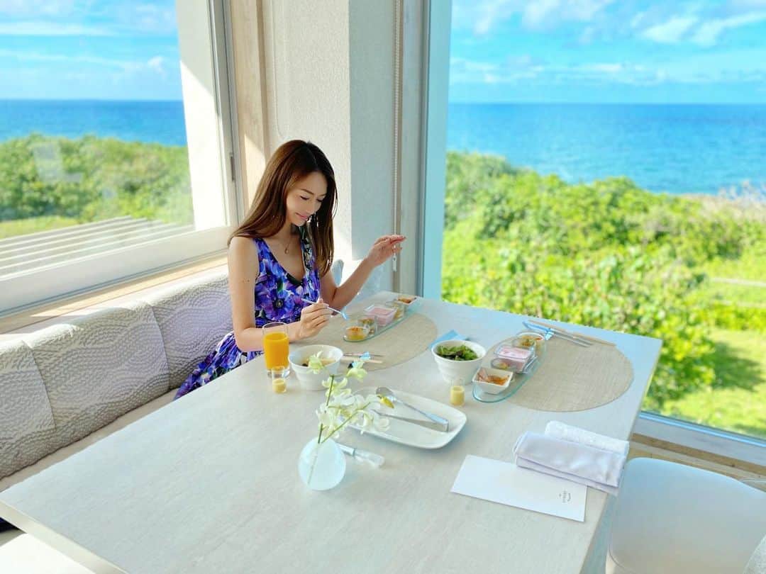 うさびったさんのインスタグラム写真 - (うさびったInstagram)「breakfast🌺🥭 . この席が一番映える席🥰✨ . ティンインのコースもだけど、アラカルトも優秀✨どれ食べても美味しかった😳🍚 #人柱 #breakfast #エッグベネディクト #eggbenedict #okinawa #モーニング #seaside #iraphsui #tinin #ティンイン」9月18日 13時24分 - usavitta
