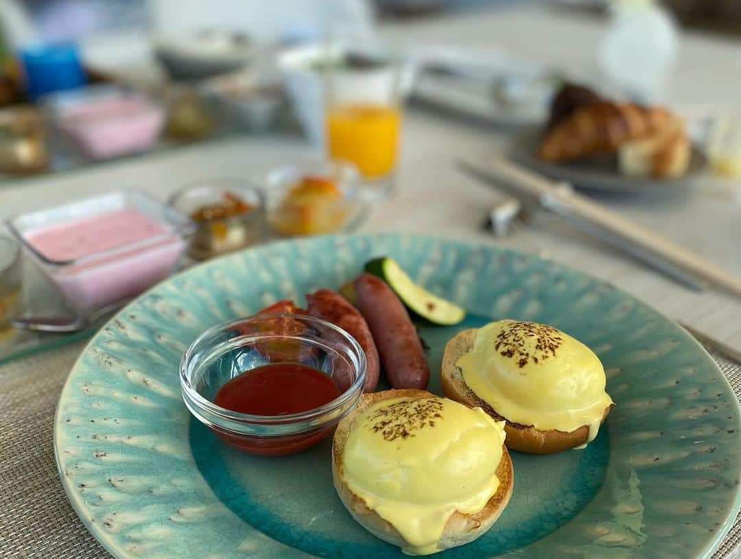 うさびったさんのインスタグラム写真 - (うさびったInstagram)「breakfast🌺🥭 . この席が一番映える席🥰✨ . ティンインのコースもだけど、アラカルトも優秀✨どれ食べても美味しかった😳🍚 #人柱 #breakfast #エッグベネディクト #eggbenedict #okinawa #モーニング #seaside #iraphsui #tinin #ティンイン」9月18日 13時24分 - usavitta