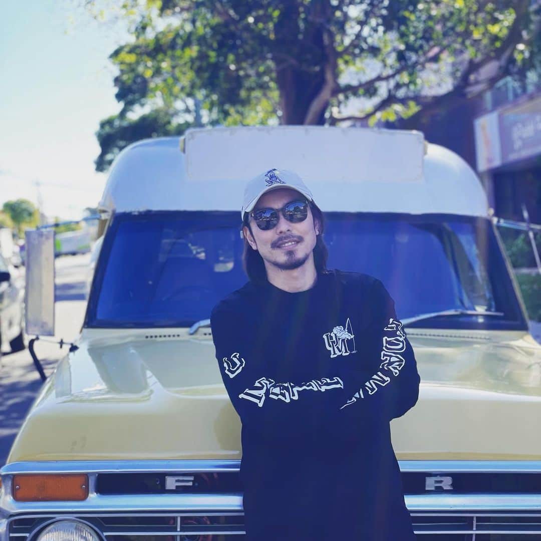 田代有三のインスタグラム：「. ロックダウンが始まりもうすぐ3ヶ月  It's been almost three months since the lockdown started   オーストラリアは冬から夏に向かってます  Australia is going from winter to summer  髪の毛も切りに行けないから髪も伸びっぱなし  I can't even go get my hair cut, so it’s very long because of the lockdown   オーストラリアで作ったロンTできたのでCheck してね↓  I made The long sleeves T-shirts in Australia so please check it out ↓  @u_mate_official_account   #僕の車ではありません」