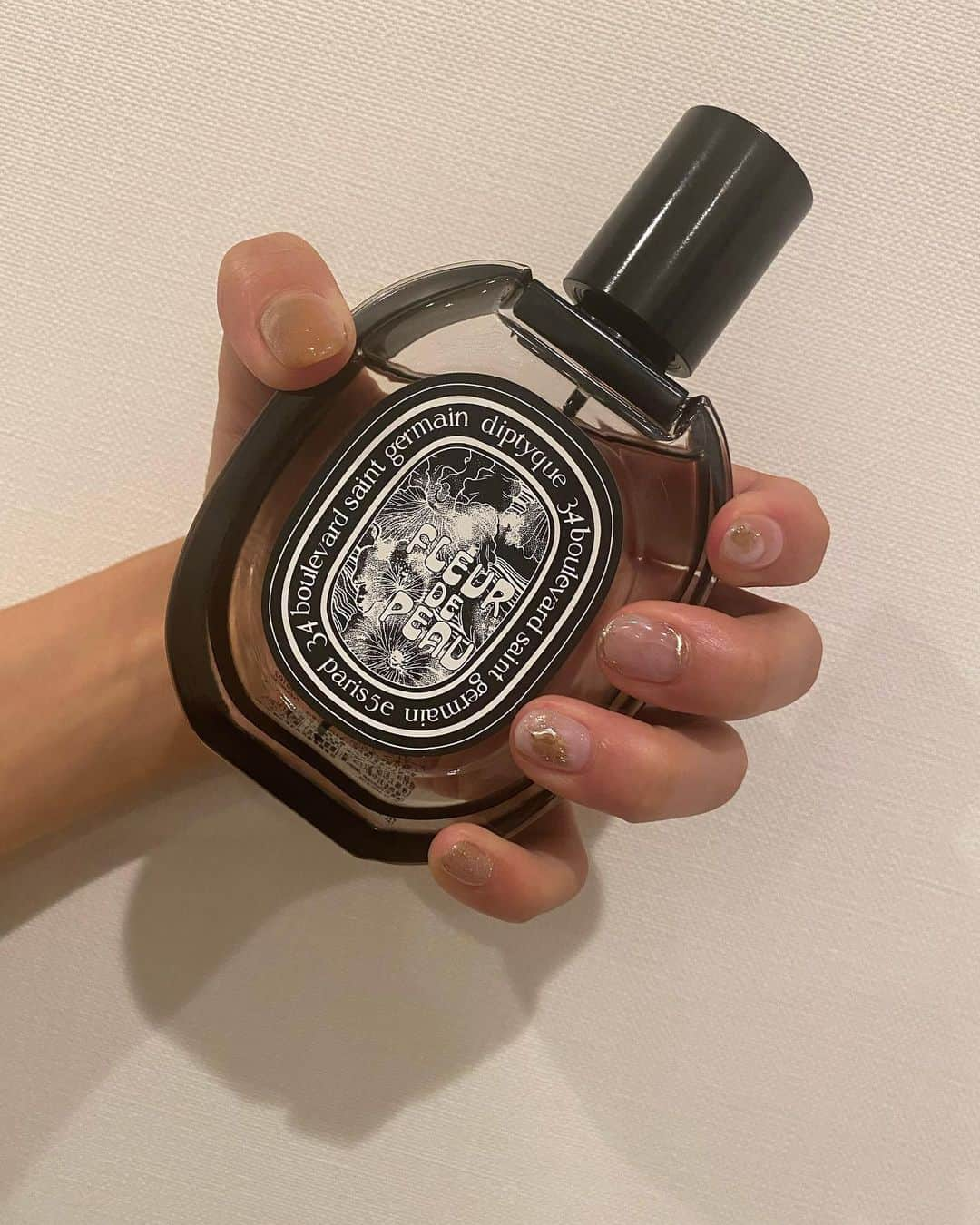 高嶋菜七のインスタグラム：「ずっと使ってる香水と最新ネイル♡  #香水 #diptyque #ネイル #ニュアンスネイル #秋カラー #perfume #nail」