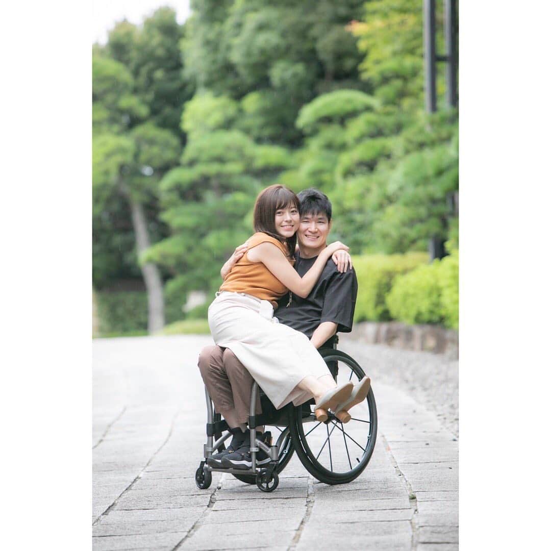 久下真以子さんのインスタグラム写真 - (久下真以子Instagram)「. たくさんのお祝いコメントありがとうございます❣️ ゆっくり返させていただきます😭✨  今回、結婚報告に使う写真がどれもよすぎて、 かなり頭を悩ませました🥺✨笑  海バージョンの次は、 公園バージョン🌲 . . 私たちらしい空気感を写真に引き出してくれたカメラマンに感謝です👏 . . . photo by／Yuichiro Higuchi. . #車いすラグビー #東京パラリンピック #パラリンピック #車いすラグビー日本代表  #centforce #アナウンサー  #羽賀理之 #久下真以子 #paralympics #paralympics2020 #tokyo2020 #tokyo2020🇯🇵」9月18日 23時32分 - kugemaiko